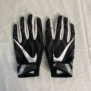 Nike football receiver gloves
Black and white 
XL adult